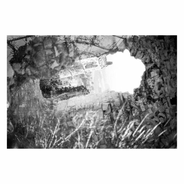 La lecture d'une double exposition, et d'autant plus peut être lors d'un film swap, n'est pas toujours facile : qui a pris quoi en photo ? Mais ce questionnement est un jeu assez génial. Il est une part entière de l'intérêt que l'on peut avoir à croiser les regards de deux photographes. Crédit photo Laura + Anthony aka @laura.piedrita et @tot0421 pour le Swap n°3.
.
.
.
#35mm #filmswap #filmisnotdead #analoguephotography #filmcamera #filmphotography #analogphotography #kodak #picoftheday #filmisnotdead
#unmegawattparmetrecarre #filmisalive #argentique #analogcommunity #doubleexposureonfilm #doubleexposure #analogdoubleexposure #doubleexposition #collectifswap #nospelliculesvoyages